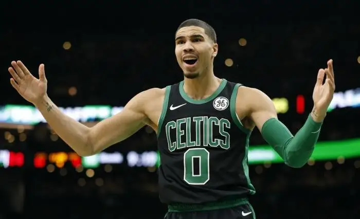  塔图姆50分绿军横扫雄鹿  