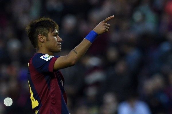  梅西内马尔联袂助攻巴黎五球屠弱旅  